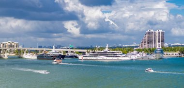 Marina manzarası. Yaz seyahati ve tatil. Tekne gezisi. Lüks yat Miami limanına yanaştı. Miami Güney Sahili, Florida. Amerika 'nın liman manzarası. Gemi ve yatlı Miami limanı.