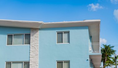 Evin dış kısmı parçalanmış. Modern apartman cephesi. Dış görünüşü olan bir apartman dairesi. Bina cephesi manzarası. Konut mimarisi. Mimari dış görünüş. Ev kiralama.