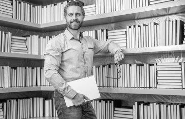 Okul kütüphanesi kitaplarla dolu. Kitapçıda erkek öğretmen. Bilgi ve eğitim kavramı. Öğretmenler günü. Bin yıllık üniversite öğrencisi. Okulda eğitim. Öğretmenim sınıfta. Eğitim güçlendirir.