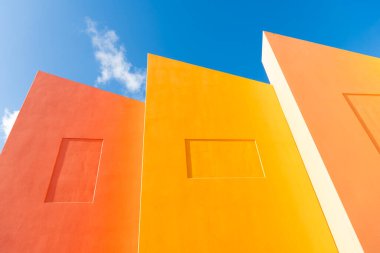 Geometrik şekil parlak renk. Mavi gökyüzüne karşı modern mimari. Mimari geometrik detay. Dış görünüş ve dış görünüş. Geometrik turuncu bina tasarımı. Modern mimari.