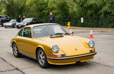 Chicago, Illinois - 29 Eylül 2024 1972 Porsche 911T Coupe yolda. altın metalik 1972 Porsche 911T Coupe.