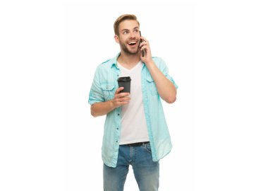 Sabah vakti kahve molası. Meşgul bir adam telefonda konuşuyor. Beyazlar içinde..