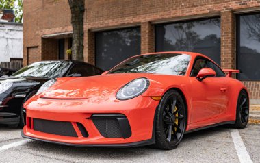 Chicago, Illinois - 29 Eylül 2024: 2018 Porsche 911 GT3. Kırmızı 2018 Porsche 911 GT3 sokağa park edilmiş.