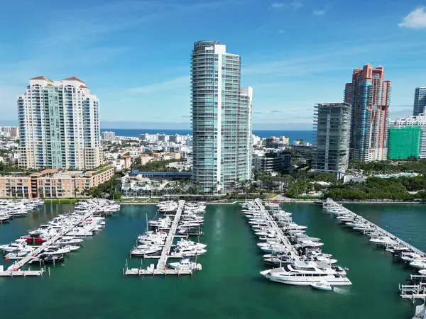 Biscayne Körfezi. Lüks yatı olan Miami marinası. Yaz tatili. Lüks Güney Sahili marinası. Lüks bir yat. Miami güney sahili manzaralı. Yat kulübü. Marina Miami, Florida 'da. Marina yaşam tarzı.
