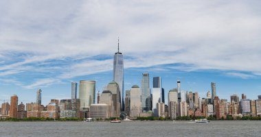New York, Birleşik Devletler. Aşağı Manhattan silueti. New York, Manhattan 'ın ortasındaki New York şehrinin manzarası. NYC, ABD, Manhattan. New Jersey 'den New York. Manhattan şehir merkezi..