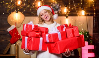 Mükemmel bir hediye seç. Burada huzur ve neşe satılıyor. Hediyelik eşya dükkanı. Tatil koşuşturması. Mutlu kadın hediye kutularını tutuyor. Ver ve al. Yılbaşı alışverişinde nasıl tasarruf edileceği hakkında ipuçları veriyor. Sürpriz hazırlanıyor..