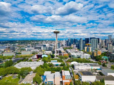 Seattle, Washington, USA- 25 Temmuz 2024: Seattle şehir merkezi silueti. Havadan Seattle. Uzay iğnesi. Modern Seattle bölgesi, ABD. Hava boşluğu iğnesinin mimarisi. Boşluklu Seattle 'ın hava görüntüsü