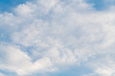 Gökyüzü bulutları. Mavi gökyüzünde hava bulutları. Bulutlu mavi gökyüzü arkaplanı. Gökyüzü Bulutları Duvar Kağıdı