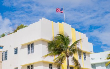 Mimari bölge Art Deco. Miami sahilinin modern binası. Okyanus yolculuğu. Ocean Drive Florida 'daki Miami Plajı. Art Deco mimarisi. Mimari bina. Art deco. Amerikan bayrağı.