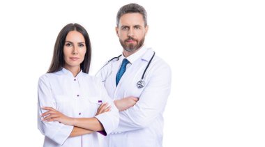 Steteskoplu beyaz önlüklü doktor. Tıp kliniğinde steteskop kullanan hemşire ve doktor. Stajyer doktorla birlikte hastanede profesyonel terapist. Tıp konsepti. Steteskop kontrolü. Pankart.
