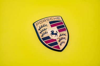 Chicago, Illinois - 29 Eylül 2024: Porsche 911 Carrera S sarı rengi. Porsche 911 Carrera S sokağa park etmiş. Porshche logosu