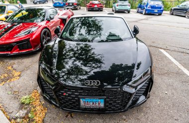 Chicago, Illinois - 29 Eylül 2024 üstü açık Audi R8 Spyder v10. Audi R8 Spyder V10 lüks arabayı sokağa park etmiş. Audi R8 Spyder siyah renk kenar görünümü