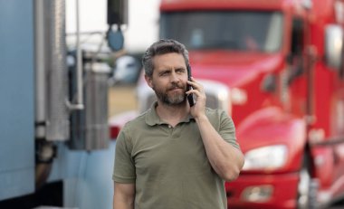 Kamyon şoförüne telefon var. Kamyon sahibi. Nakliye araçları. Kamyonetin önünde poz veren İspanyol bir adam. Yarı kamyon aracı. Kamyon şoförü. Kamyonetin yanında telefonla konuşan bir adam var..