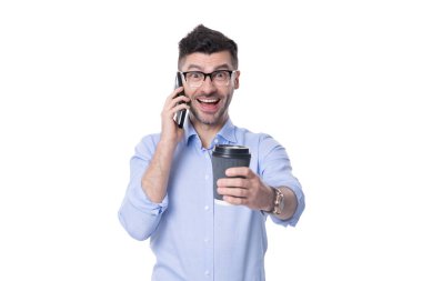 Patron adam konuşuyor. İş görüşmesi. İş adamı telefonda konuşur. Telefon var. İletişim kurmak için telefonu kullanan bir adam. İş hayatında hikaye anlatmak. İş adamı kahve molasında telefonda konuşur..