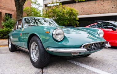 Chicago, Illinois - 29 Eylül 2024: F errari 500 Superfast Speziale 1965. Yeşil Ferrari 500 Superfast Speziale 1965 cadde köşesinde park edilmiş.