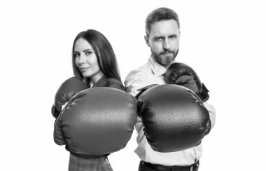 İş rekabeti. İş ortakları arasındaki şirket rekabeti. İş adamları savaşmaya hazır. İş rekabeti. Beyazlara izole edilmiş boks eldivenli iş adamları. iş savaşı.