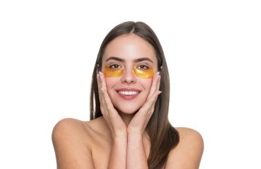 Spa bakımı. Göz bandı. Göz altlarında kolajen pedleri olan güzel kadın yüzü. Kadının gözlerinin altında kolajen bantları olan taze ve sağlıklı bir cildi var. Yüz bakımı. Göz bandı yapıştıran kadın.