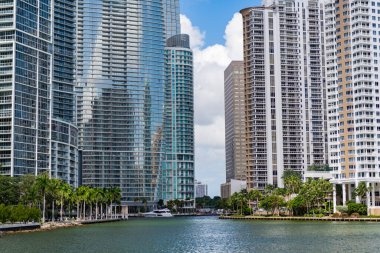 Brickell Key Merkezi 'nde bir gökdelen. Modern cam bina. İş şehrinde gökdelen. Şehir merkezinde gökdelenli. İş bölgesindeki ofis binası. Gökdelen mimarisi.