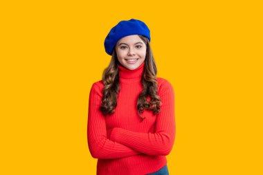 Moda ve şık, neşeli genç kız. Gençler için sonbahar moda tarzı. Sonbahar tarzı kıyafetler. Sonbahar bereli kız. Sarıda izole edilmiş genç bir kız. Sonbahar aksesuarları. Sonbahar moda kızı.