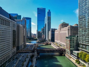 Chicago, ABD - 08 Ekim 2024: Chicago Nehri. Chicago şehir merkezi. Gökdelen mimarisi. Chicago şehir manzarası. Gökdelen binalı şehir manzarası. Şehir merkezi mimarisi ve nehri.