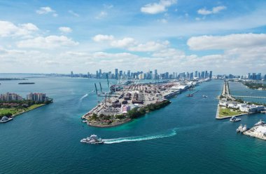 Dodge Adası ve Marina Körfezi. Miami hava manzaralı. Florida marinasında hava manzaralı. Miami plajı hava manzarası. Miami limanından Marina şehri. Konteynırlı kargo iskelesi. Miami Limanı.