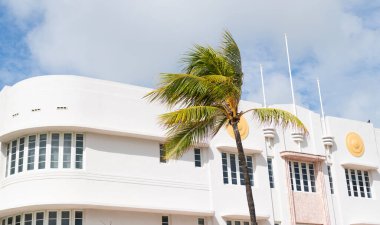 Ocean Drive Florida 'daki Miami Plajı. Art Deco mimarisi. Mimari bina. Art deco. Mimari bölge Art Deco. Miami sahilinin modern binası. Okyanus sürücüsü yapı stili.