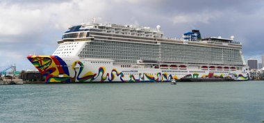 Miami, Florida, ABD - 03 Kasım 2024: gemi seyahati. Yaz tatilinde gemi turu. Gemi seyahati ve deniz seyahati. Lüks yolcu gemisi. Gemi Miami sahil limanından ayrılıyor. Norveççe tekrar.