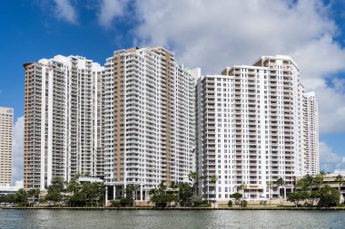 İş şehrinde gökdelen. Şehir merkezinde gökdelenli. İş bölgesindeki ofis binası. Brickell Anahtarı. Gökdelen mimarisi. Yerleşim yeri gökdeleni. Modern cam bina.
