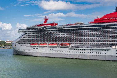 Gemi seyahati. Yaz tatilinde Majestic yolcu gemisi. Gemi seyahati ve deniz seyahati. Lüks yolcu gemisi manzarası. Gemi Miami sahil limanından ayrılıyor. Lüks deniz tatili.