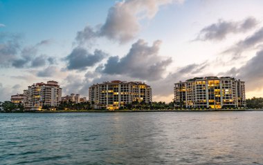 Fisher Adası. Seyahat güzergahı. Fisher Adası gece görüşü. Miami 'deki Fisher Adası' nın gece görüşü. Kıyıya yakın mimarisi olan Miami plajı. Miami konut binası, Florida. Lüks yaşam tarzı.