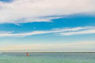 Deniz ufku manzarası. Yaz tatilinde bulutlu gökyüzü ve deniz manzarası. Deniz ufkuyla gökyüzü. Deniz doğasına sakin bir ufuk açısı. Deniz manzaralı romantik yaz tatili manzarası.