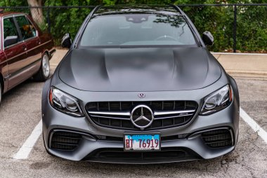 Chicago, Illinois - 29 Eylül 2024: MerCEDES Benz E63 'ler 2019. Matt Black Mercedes Benz E63 'ler 2019 Caddeye park edilmiş..