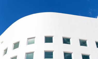 Mimari dış görünüş ayrıntıları. Evin dış kısmının dış parçası. Modern apartman binası. Detaylı bir apartman. Bina manzarası. Konut mimarisi. Beyaz ve lüks.