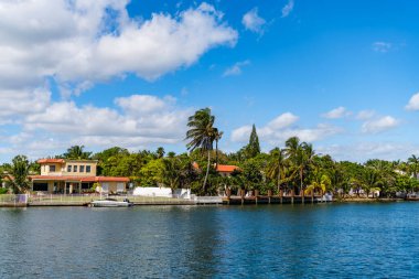 Lüks liman evi. Otel mimarisi. Konut alanı. Modern bina. Rıhtımda bir apartman dairesi. Şehir rıhtımı ve ev. Yazın tatil binası.