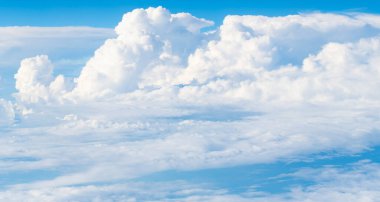 Bulutlu mavi gökyüzünün güzel manzarası. Parçalı bulutlu. Arka plan bulutu yazı. Bulutlu yaz. Gün batımında gökyüzü bulutsuz. Bulutlu doğal gökyüzü.