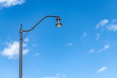 Gökyüzü arka planında sokak lambası kimsesiz ve reklam afişi için alanı kopyala.