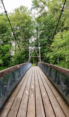 Ormanda köprünün üzerinde yol var. Macera rotası. Asma köprü. Seyahat güzergahı. Varış yolu. Dışarıdaki turistik yollar..