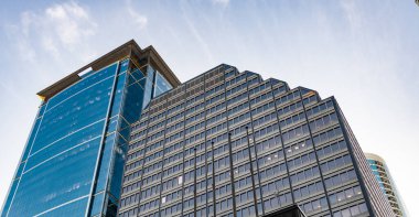 Modern işletme binasının mimarisi. Perspektif şehir gökdeleni. İş gökdeleni binası. Mimari bina. Cam gökdelen. Şehir mimarisi. Düşük açılı perspektif.