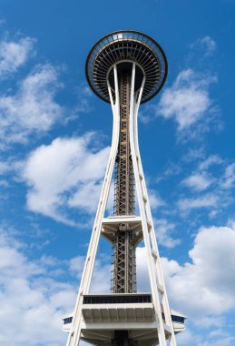 Seattle, ABD-25 Temmuz 2024 Seattle dönüm noktası. Uzay iğnesi gözlem kulesi. Modern Seattle mimari simgesi. Uzay iğnesinin mimarisi. Seattle 'dan Space Needle kulesine, seyahat ediyor. Kule