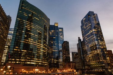 İş şehri. Chicago gökdelen binasının gece manzarası. Chicago gökdelenin mimarisi. Şehir gecesi aydınlatılmış bina. Gökdelen şehir manzarası. Chicago 'nun gece şehri. Sahil yürüyüşleri.