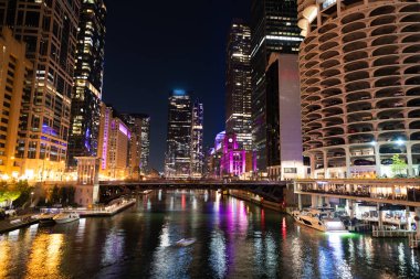 Chicago, Illinois, ABD - 21 Ekim 2024: Night City of Chicago. İş şehri. Chicago gökdelen binasının gece manzarası. Chicago gökdelenin mimarisi. Şehir gecesi aydınlatılmış bina.
