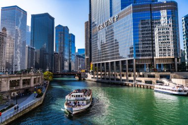 Chicago, Illinois, ABD - 25 Ekim 2024 Chicago şehir merkezi, Chicago nehri. Gökdelen binalı şehir manzarası. Şehir merkezi mimarisi. ABD şehrinin gökdelen mimarisi. Şehir manzarası.