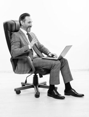 Serbest blog yazarı. Uzaktan kumanda serbest çalışıyor. İş adamı, ofis elbisesi içinde dinleniyor. İş başarısı. Bilgisayarda iş adamı iletişimi. Çevrimiçi çalışan serbest çalışan biri. video konferansı.