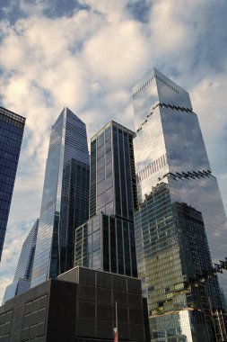 Gökdelen bina cepheleri. Modern şehir perspektifi. Metropolis City 'deki gökdelen. Şehir merkezinde gökdelen manzaralı. Bakış açısı. Gökdelen mimarisi.