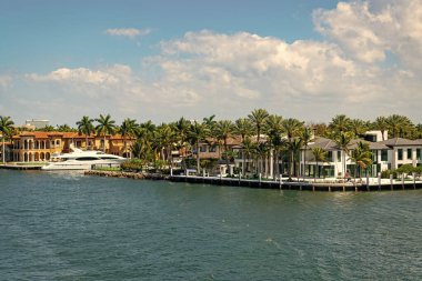 Tropikal bir evde yaz tatili. Yat iskelesi olan lüks bir yazlık villa. Yaz cennetinde tatil. Lüks bir ev. Florida 'daki körfeze git. Huzurlu egzotik manzara.