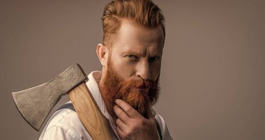 Sakallı ve bıyıklı, beyaz, vahşi bir adam. Erkeksi enerji. Retro tarzı. Yakışıklı ve karizmatik. Erkeksi adam. Yüz portresi. Baltası gri renkte olan sakallı adamın erkekliği..