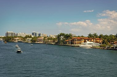 Fort Lauderdale, Florida, ABD - 25 Mart 2023: Florida 'daki Fort Lauderdale City binasının ufuk çizgisi.