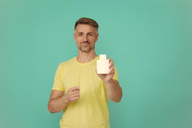 İlaç teklif et. Acıyı dindirmek için ilaç. İnsan maviden yiyecek desteğini ayırır. Haplı ya da vitaminli bir adam. İlacı sunuyorum. Multivitamin ve vitamin. Günlük takviye. Sağlıklı yaşam tarzı.