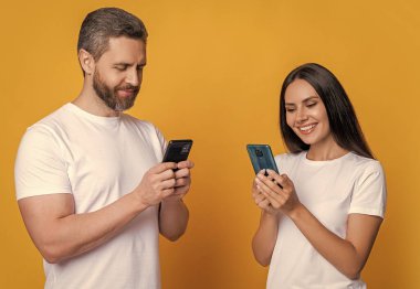 İnternette çift sohbeti. Aile blogu. Modern telefon iletişimi. Kadın ve erkek blogu akıllı telefon kullanıyor. Mesajlaşma ve mesajlaşma. Bağlandı. Telefonda sohbet ediyorlar. Sanal tarih.