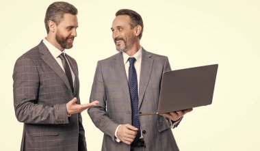 Serbest çalışmak için dizüstü bilgisayar kullanan iş adamları. İşletme bilgisayarında serbest çalışmak. Serbest çalışan işadamları beyazları izole ediyor. Uzaktan iletişim. Serbest çalışanlar blogu internete yüklüyor. Çevrimiçi çalışan serbest çalışan.